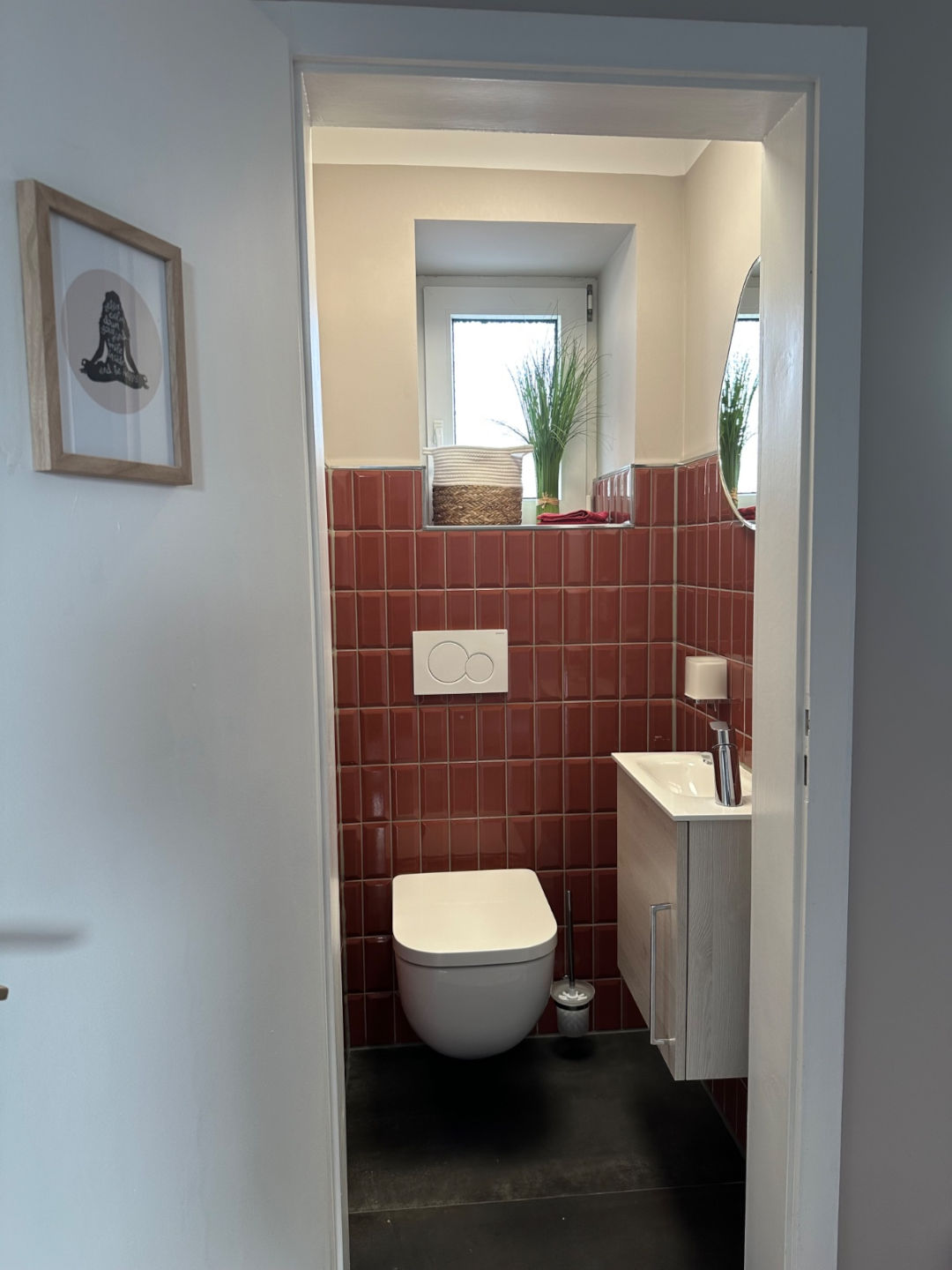 Gäste-WC mit modernen Metrofliesen im WerderQuartier Ferienwohnung Magdeburg